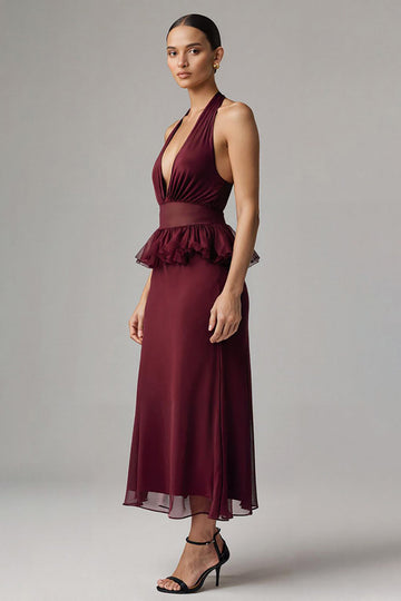 Robe longue formelle à col en V profond en mousseline de soie bordeaux avec volants